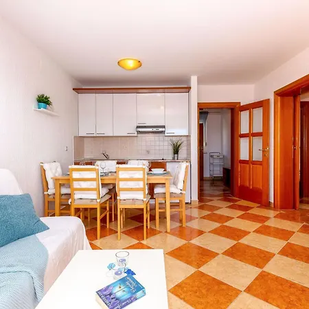 Appartement Mit Balkon Und Meerblick By Interhome